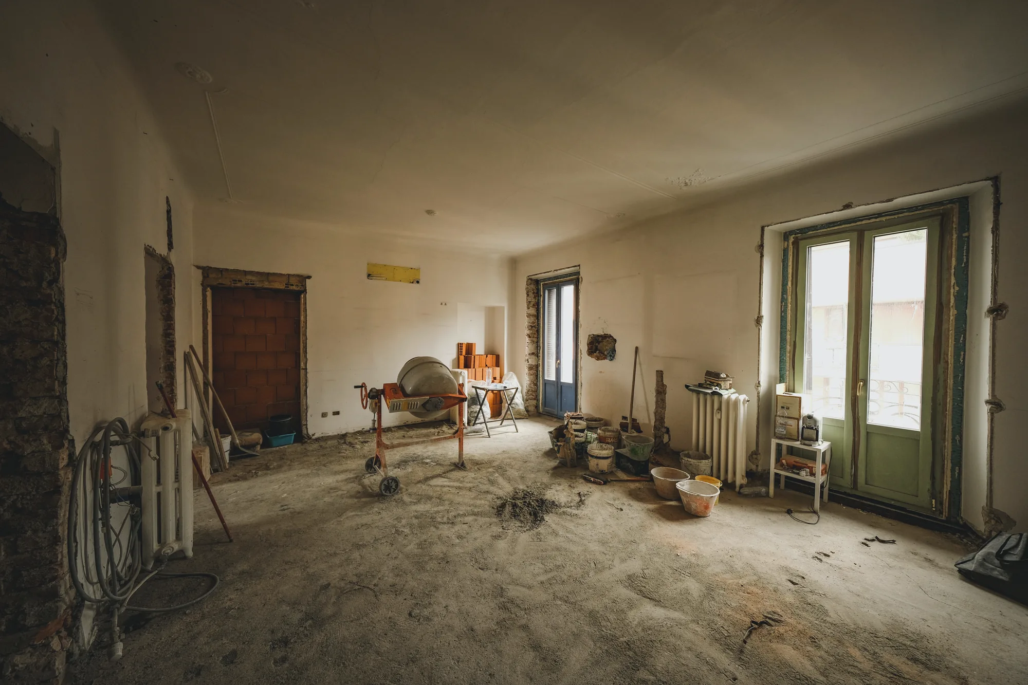 Pièce en cours de rénovation avant nettoyage après travaux