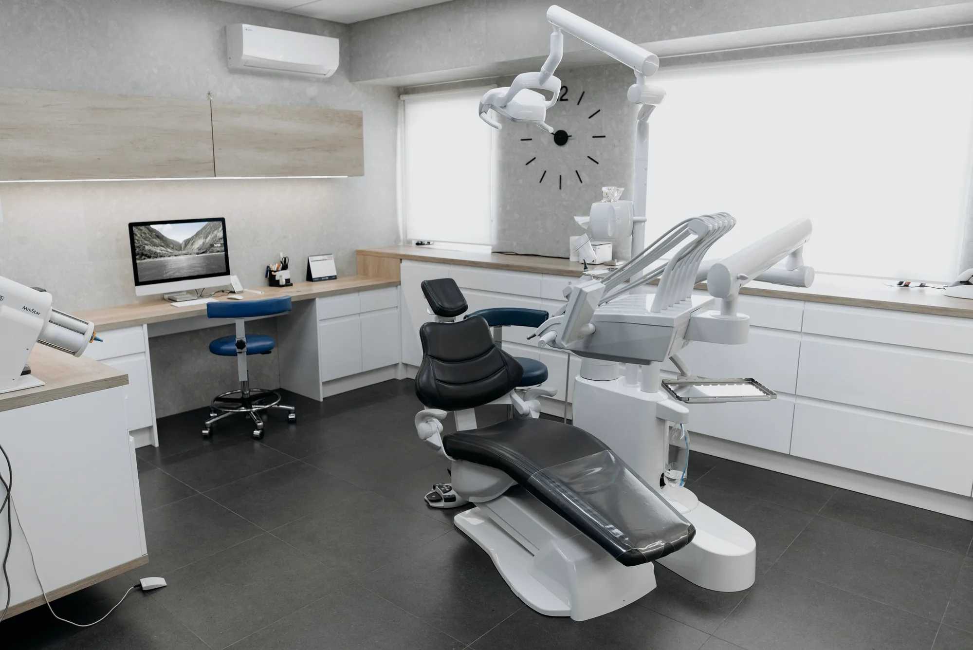 Cabinet médical moderne entretenu et désinfecté
